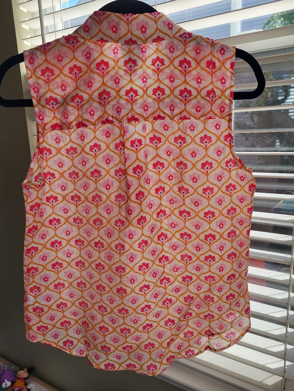 CAbi XS Sleeveless Collared ButtonFront Floral Blouse Pink Orange Medallion NWOT - Picture 4 of 6